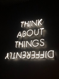 Imagem:"pense sobre as coisas de um jeito diferente" com a palavra "diferente" escrito de ponta-cabeça (D: Pense diferentes coisas).