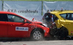 Imagem: exemplo de acidente, com carros-teste.
