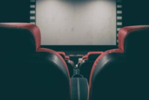 Cinemas convencionais estão entre os comércios sem previsão de reabertura.