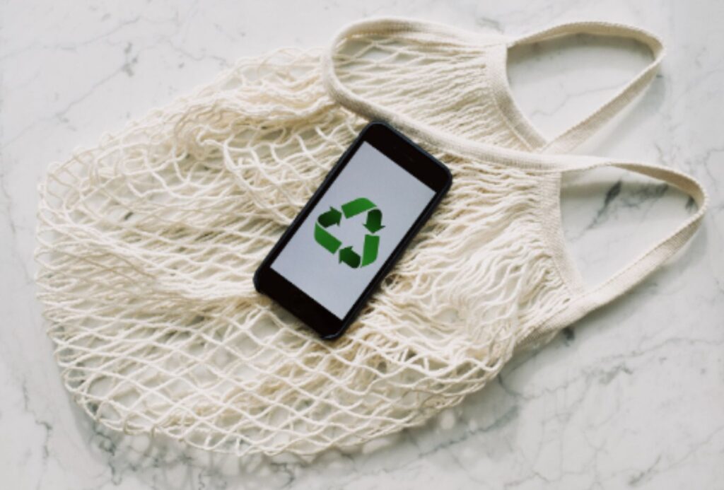 Bolsa sustentável feita de rede de pesca.