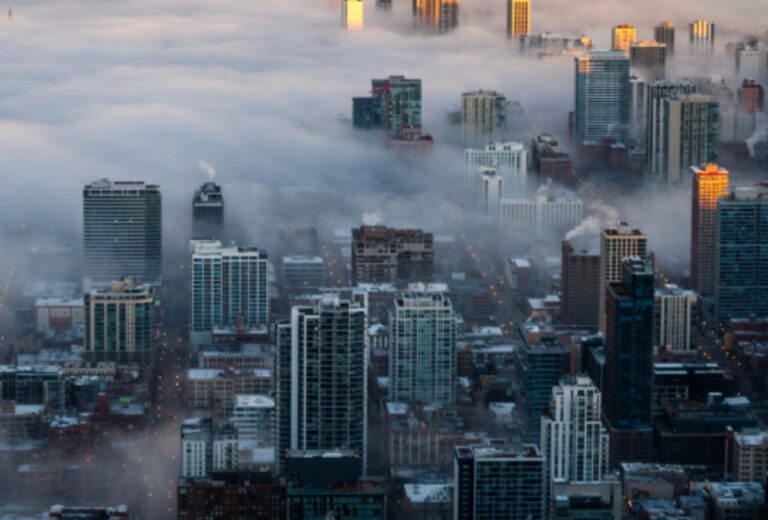 Cidade em meio a poluição.