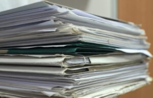 Pilha de papéis de documentos (Normas)