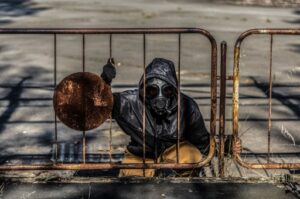 Pessoa com máscara anti- radiação em Chernobyl