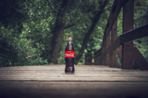 Lata de Coca Cola na natureza