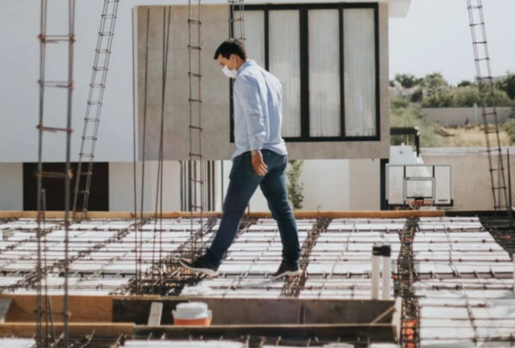 Homem andando sobre construção