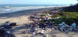 Praia poluída por resíduos sólidos